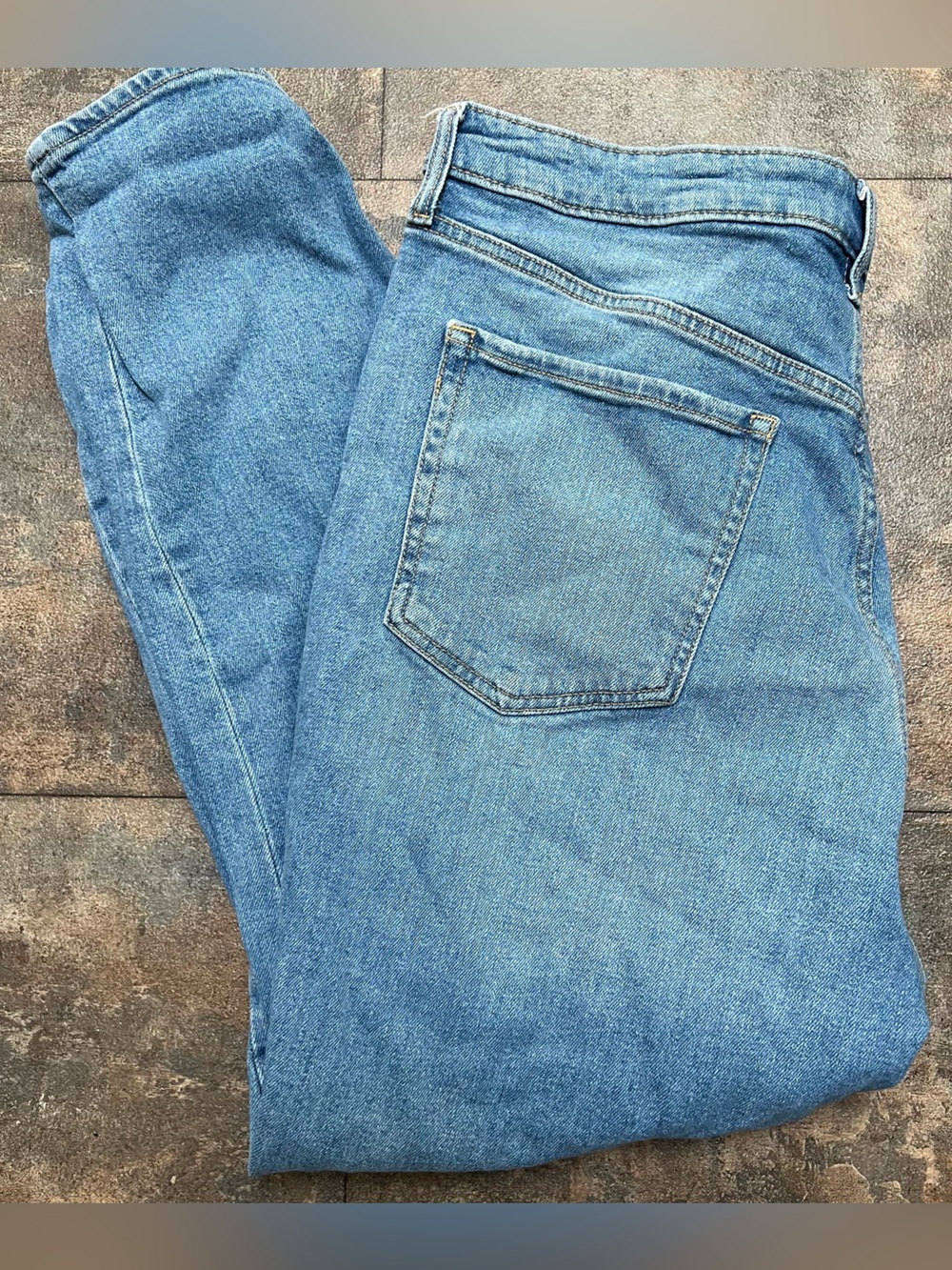 Lightly Distressed Blue Jeans 🫐 - Picture 4 of 9